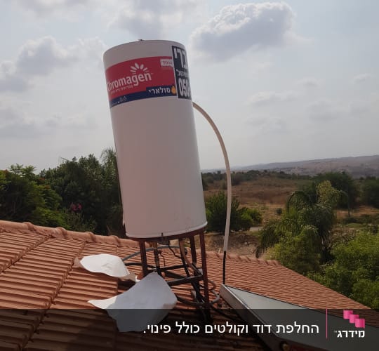 דוד שמש על גג רעפים עם קולטן סולארי